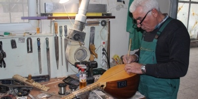 Saz Üstatları İçin 30 Yıldır Bağlama Üretiyor