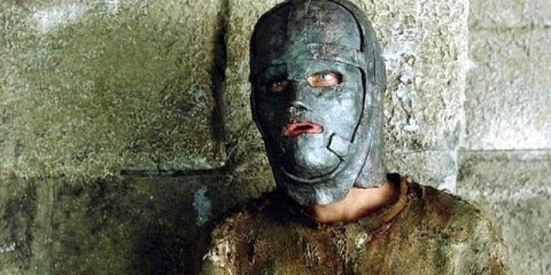 34 Yıl Herkesten Saklanan Demir Maskeli Adam Kim ?