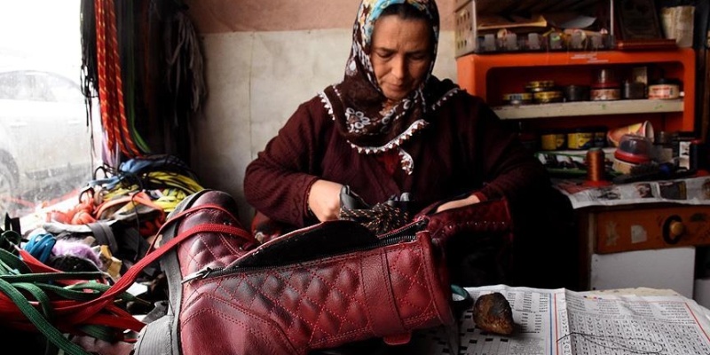 Ayakkabı tamircisi kadın ‘aile mesleği’ne sahip çıkıyor